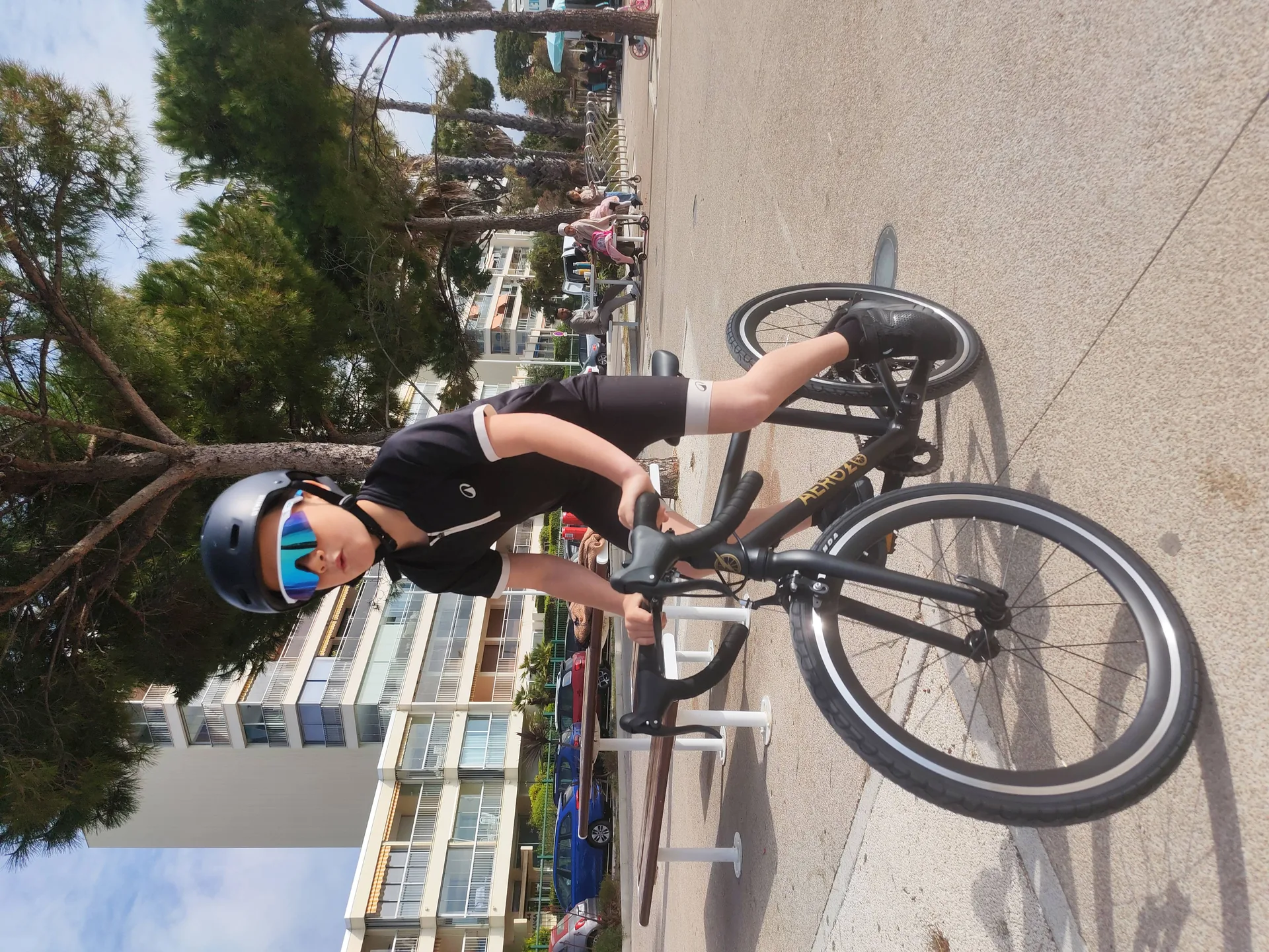 Jeune cycliste sur vélo AEROZO